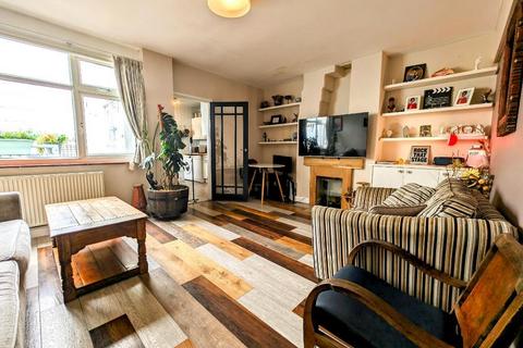 2 bedroom flat for sale, Sunnyside, London NW2