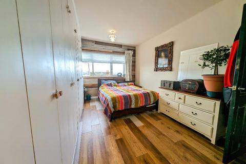 2 bedroom flat for sale, Sunnyside, London NW2