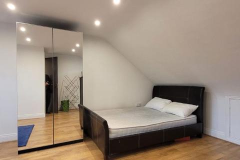 1 bedroom in a house share to rent, Loft En-suite Room