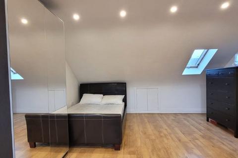 1 bedroom in a house share to rent - Loft En-suite Room