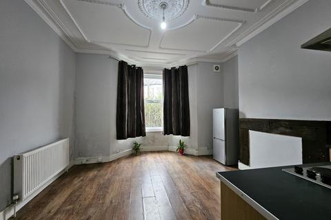 1 bedroom flat to rent - Blakemore Road, London