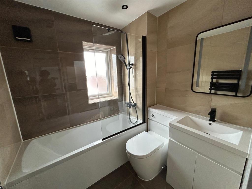 Bathroom l.jpg