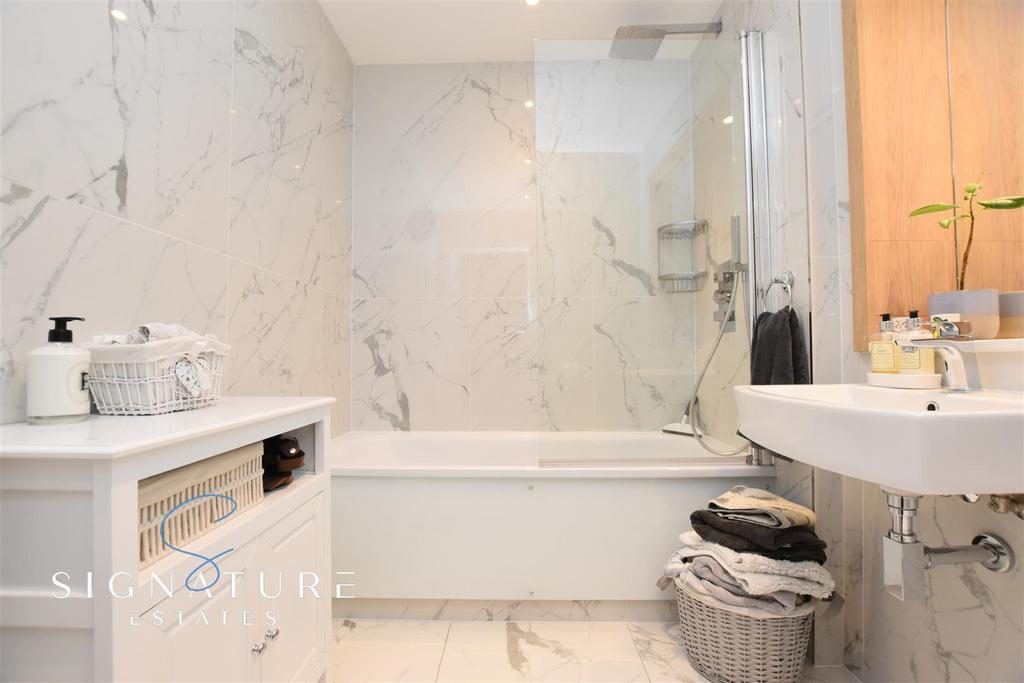 Bathroom 2.jpg
