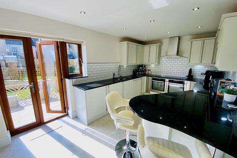 4 bedroom detached house for sale, Spinners Way, Mirfield