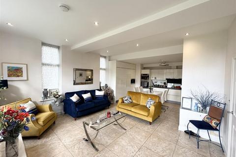 2 bedroom flat for sale - King Edward Place, Bushey WD23