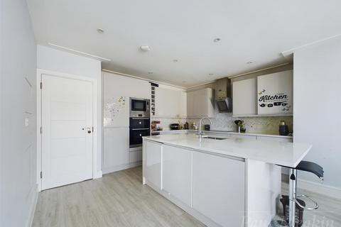 3 bedroom end of terrace house for sale, Aldrich Crescent, New Addington, Croydon