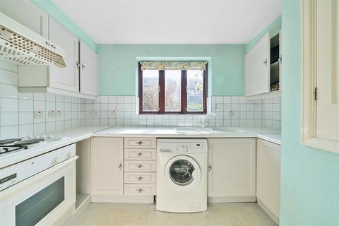 3 Hatch Place, Kingston Upon Thames, KT2 5NB