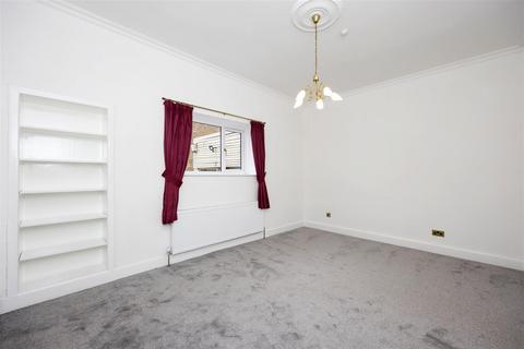 4 bedroom semi-detached house to rent, Northbank Road, Kirkintilloch