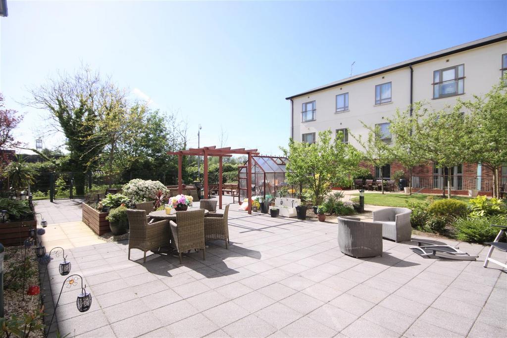 Aughton Street, Ormskirk L39 2 bed flat for sale £48,750