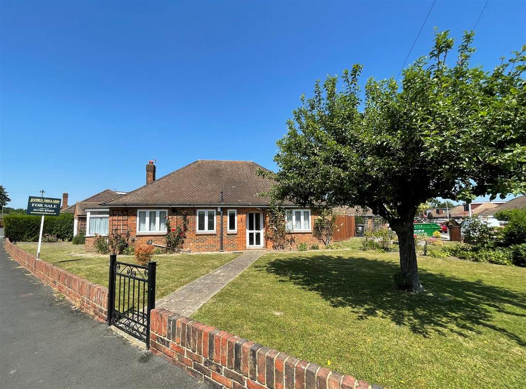 Brookmead, Hildenborough Tonbridge TN11 3 bed detached bungalow £545,000