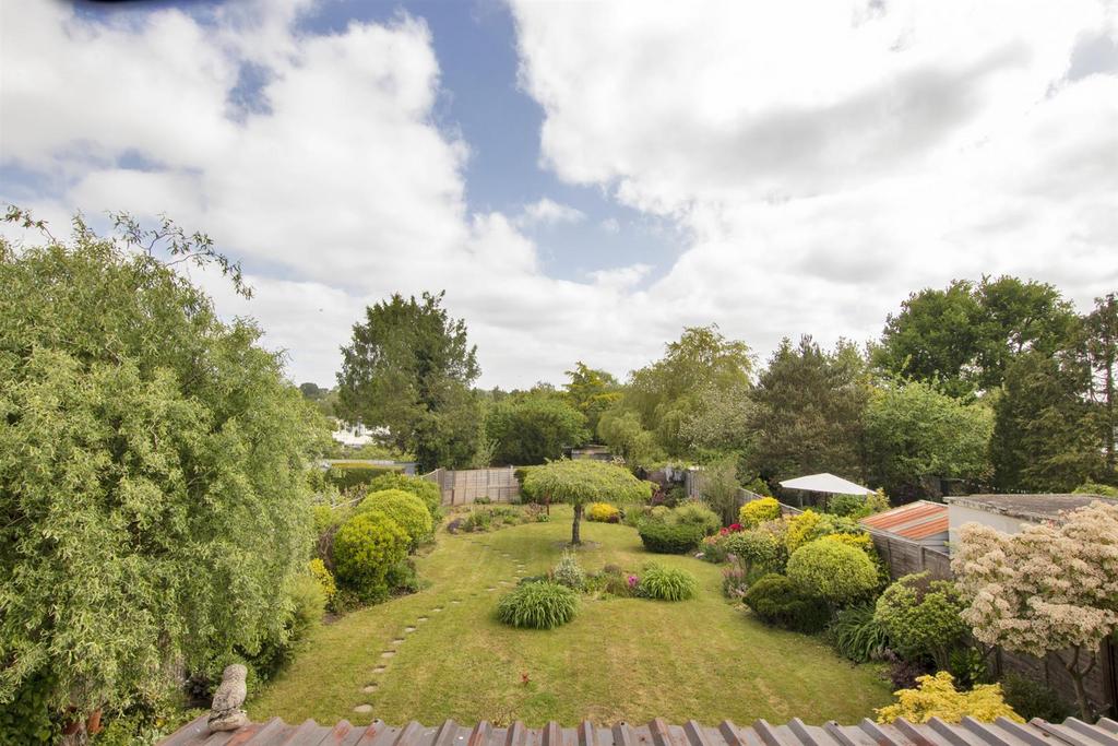 Brookmead, Hildenborough TN11 3 bed detached house £575,000