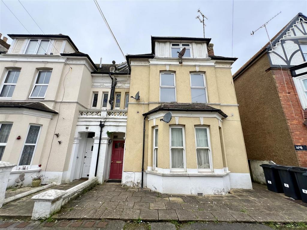 Albany Road, BexhillOnSea TN40 2 bed ground floor flat £1,050 pcm