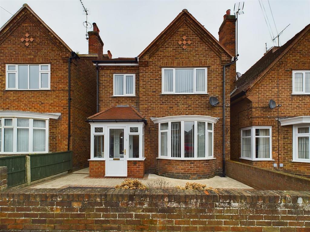 First Avenue, Bridlington 3 bed detached house for sale £299,950