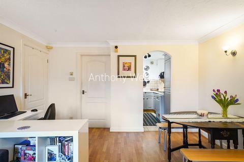 9 Walker Close, London, N11 1AQ