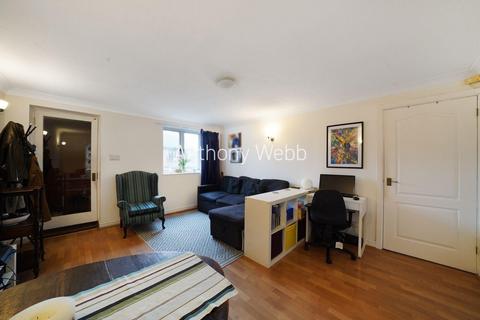 9 Walker Close, London, N11 1AQ