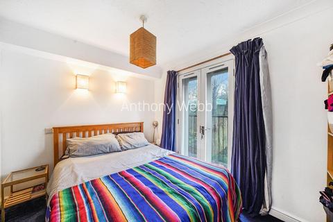 9 Walker Close, London, N11 1AQ