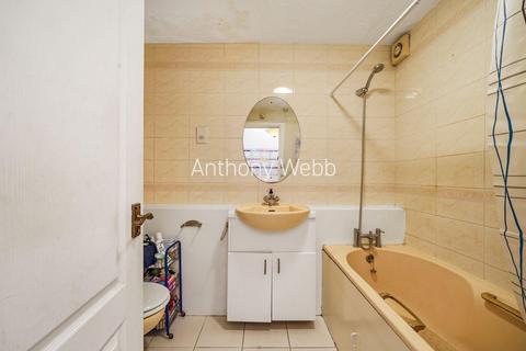 9 Walker Close, London, N11 1AQ