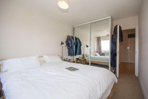 2 bedroom flat to rent, Park South, Battersea Park SW11