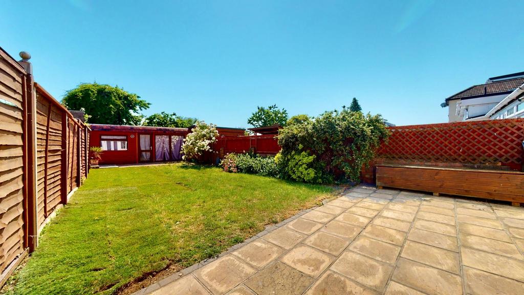 Seabrook Gardens, Romford, RM7 4 bed end of terrace house for sale £