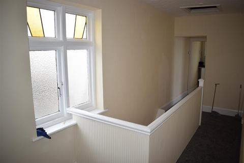2 bedroom flat to rent, Whalebone Lane, Dagenham