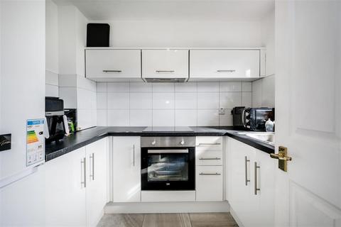 2 bedroom flat for sale, The Croft, North Chingford