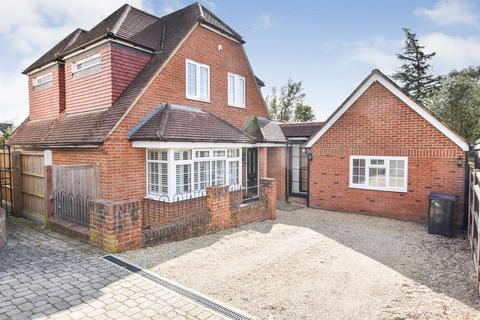 3 bedroom detached house for sale, Gladstone Gardens, Rayleigh