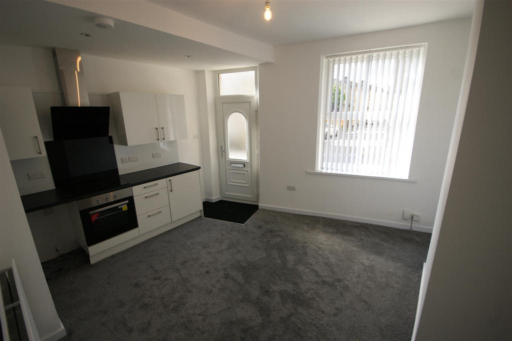 Garden Road, Brighouse 2 bed property to rent £600 pcm (£138 pw)