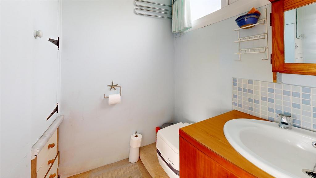 Hut-24-Bathroom.jpg