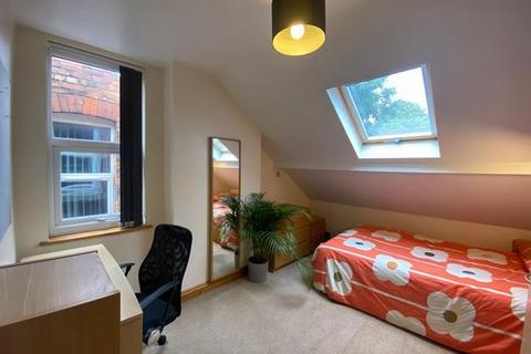 6 bedroom semi-detached house to rent, *£135pppw excluding bills* Kimbolton Avenue, Lenton