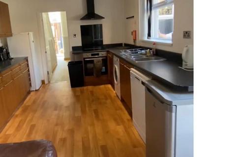 6 bedroom semi-detached house to rent, *£135pppw excluding bills* Kimbolton Avenue, Lenton