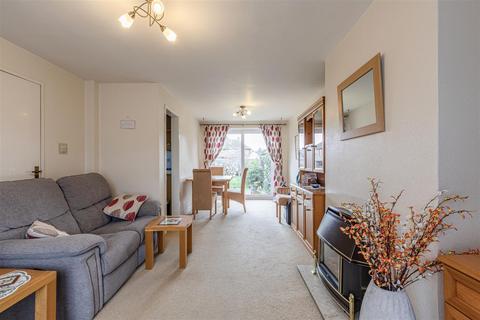 15 Gaveston Close, Byfleet, West Byfleet, KT14 7HE