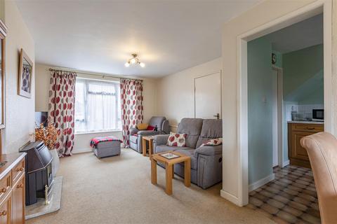 15 Gaveston Close, Byfleet, West Byfleet, KT14 7HE