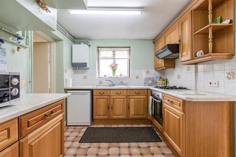15 Gaveston Close, Byfleet, West Byfleet, KT14 7HE