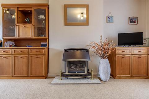 15 Gaveston Close, Byfleet, West Byfleet, KT14 7HE