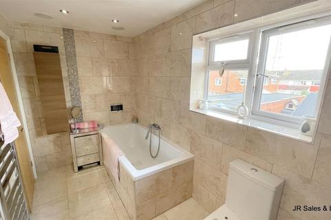4 bedroom semi-detached house for sale - Herongate Road, Cheshunt