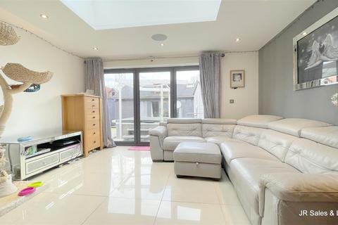 4 bedroom semi-detached house for sale, Herongate Road, Cheshunt