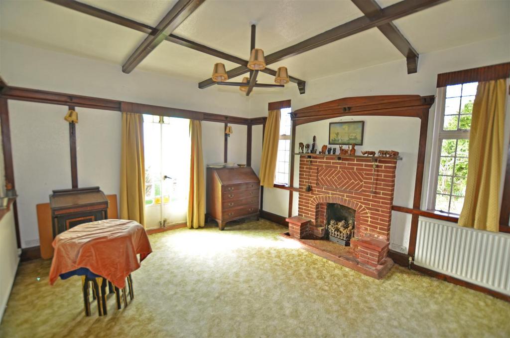 Main sitting room 1.jpg