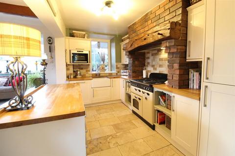 3 bedroom end of terrace house for sale - Cross Cliffe, Glossop