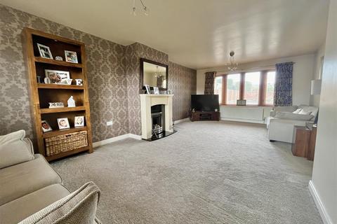 4 bedroom detached house for sale, Elm Gardens, Skelmanthorpe, Huddersfield HD8 9GL