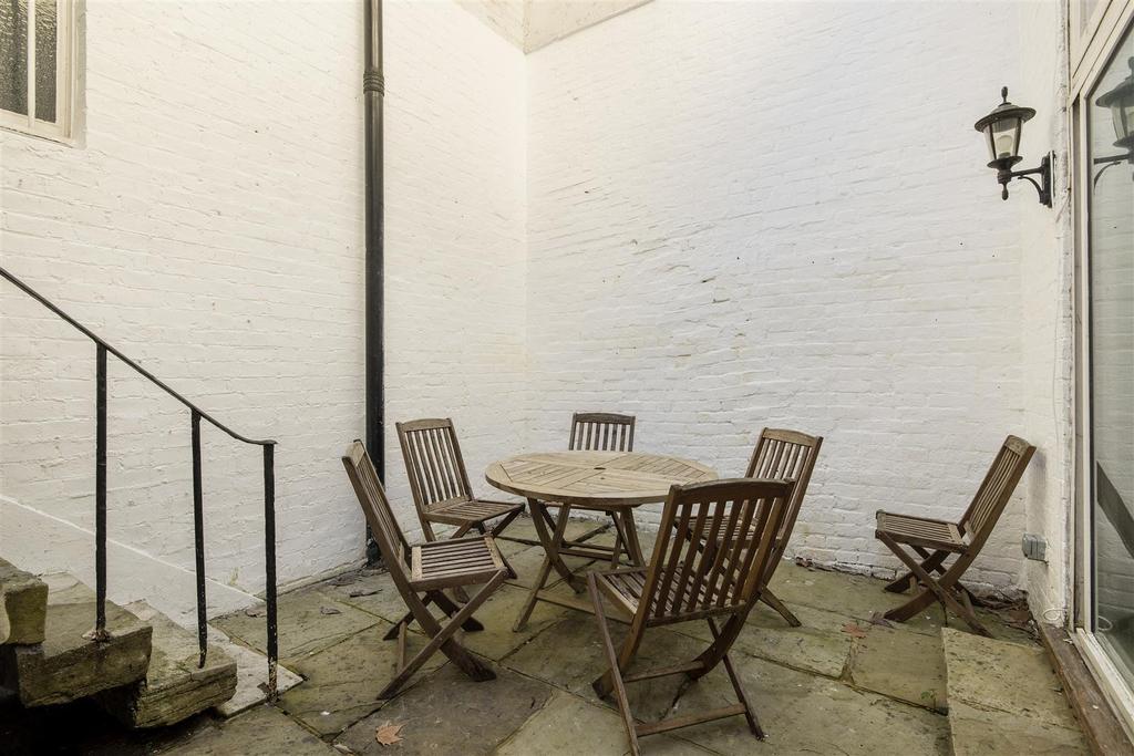 Maskells - 67 Eccleston Square Mews - 11 Hi.jpg