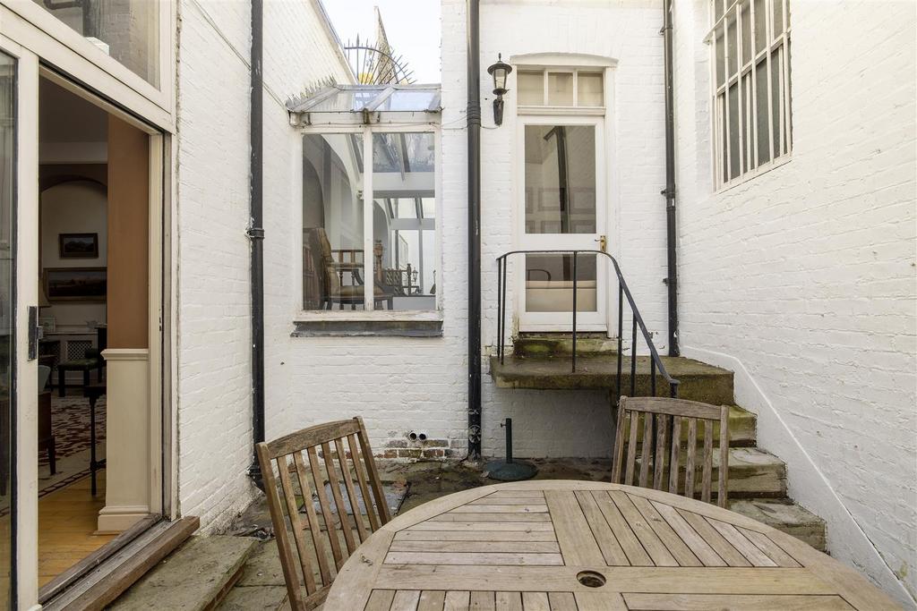 Maskells - 67 Eccleston Square Mews - 12 Hi.jpg