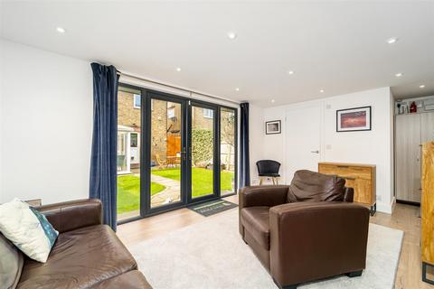 3 bedroom semi-detached house for sale - Challis Road, Brentford TW8