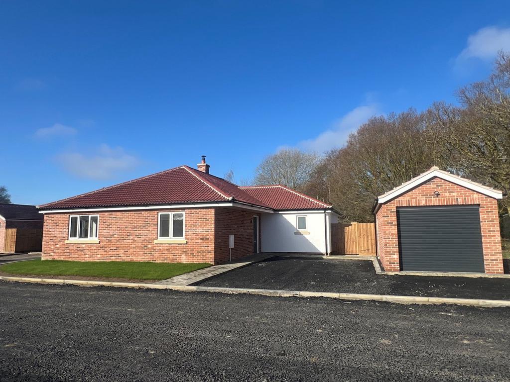 Woodland Walk, Thorpe Road, Kirby Cross, CO13 3 bed detached bungalow