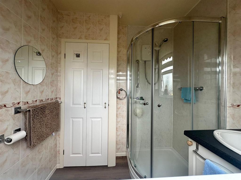 Shower room (2).jpg