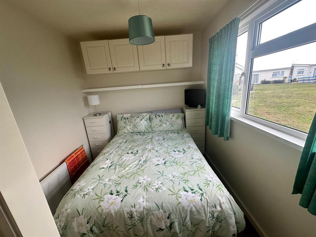 Bedroom 1 (2).jpg