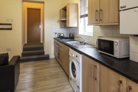 4 bedroom house share to rent - 10 Lipson Road, Flat 2
