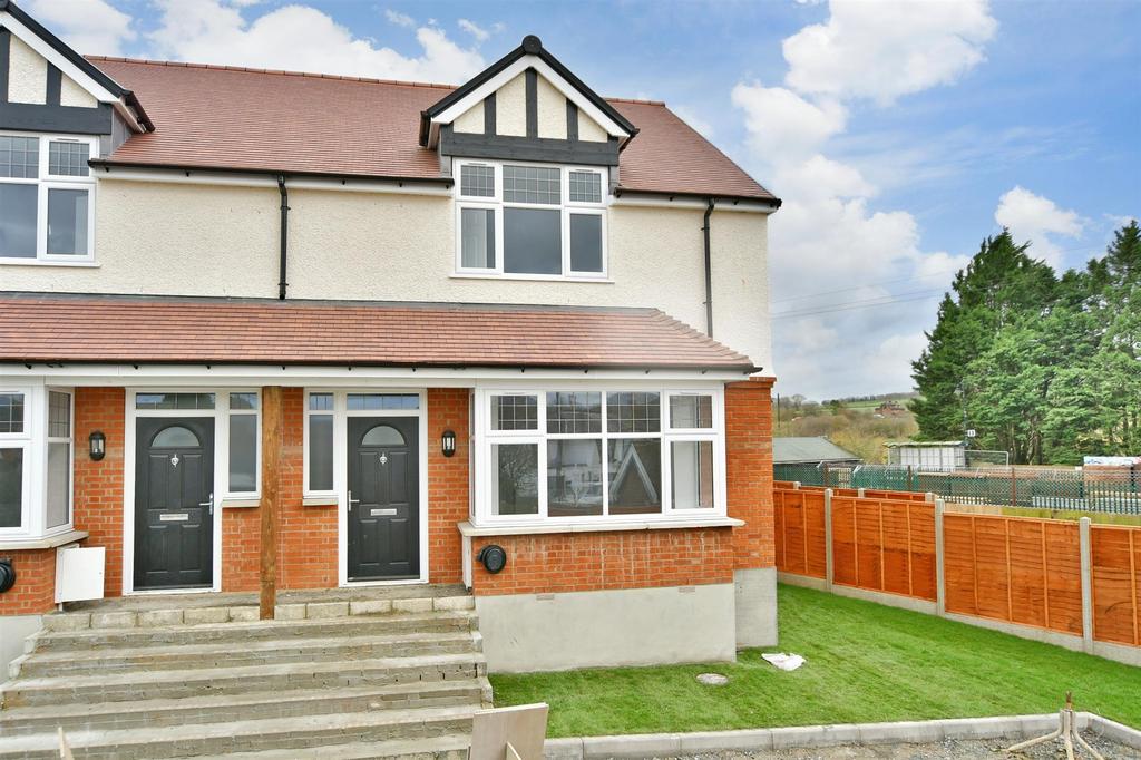 Bow Road, Wateringbury, Maidstone, Kent 3 bed end of terrace house for