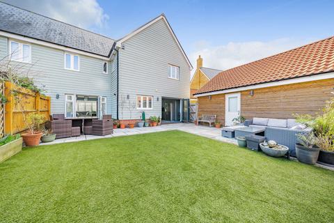 4 bedroom semi-detached house for sale - James Drive, Rochford, SS4