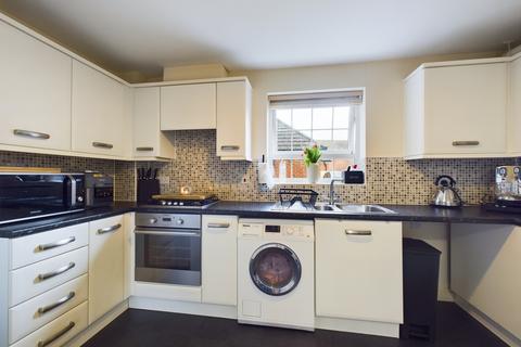 2 bedroom flat for sale - Kirby Drive, Bramley, RG26