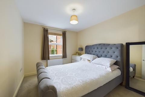 2 bedroom flat for sale, Kirby Drive, Bramley, RG26